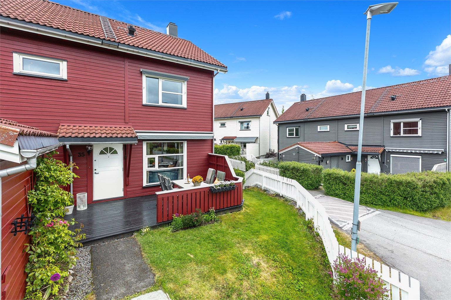 Boligen har en skjermet god beliggenhet uten biltrafikk. Et eldorado for barn!