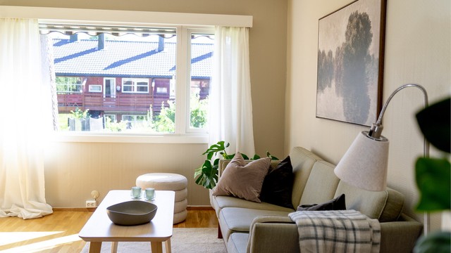 Stuen er lettstelt med praktisk møbleringsareal.