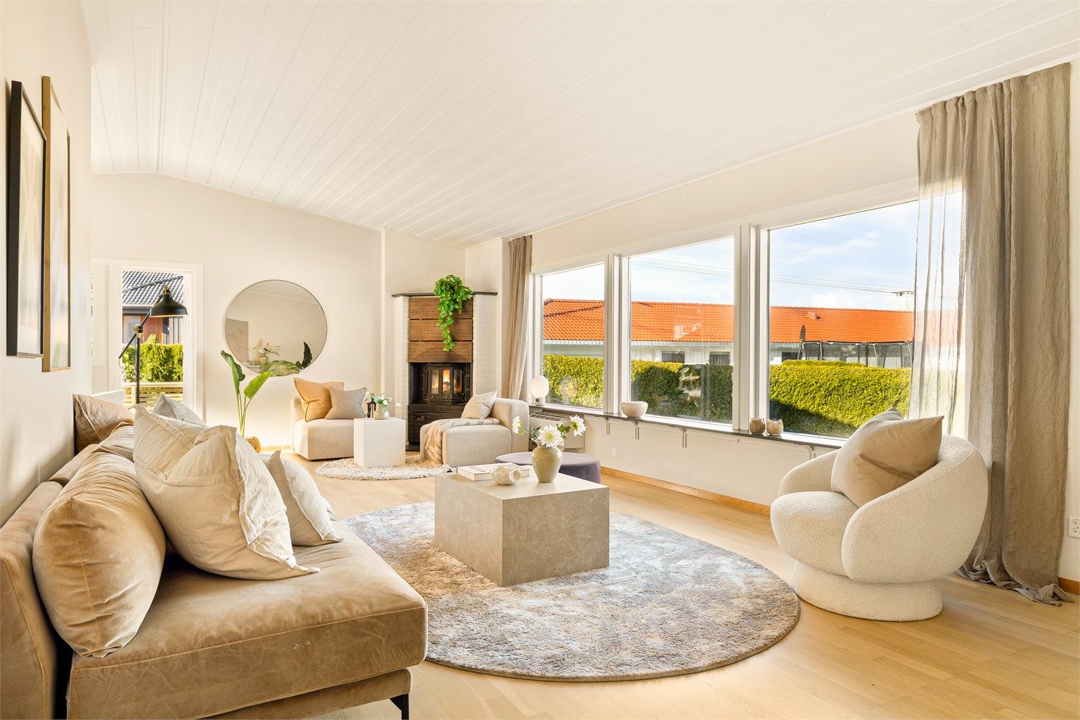 Lys og luftig stue med store vindusflater.