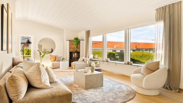 Lys og luftig stue med store vindusflater.