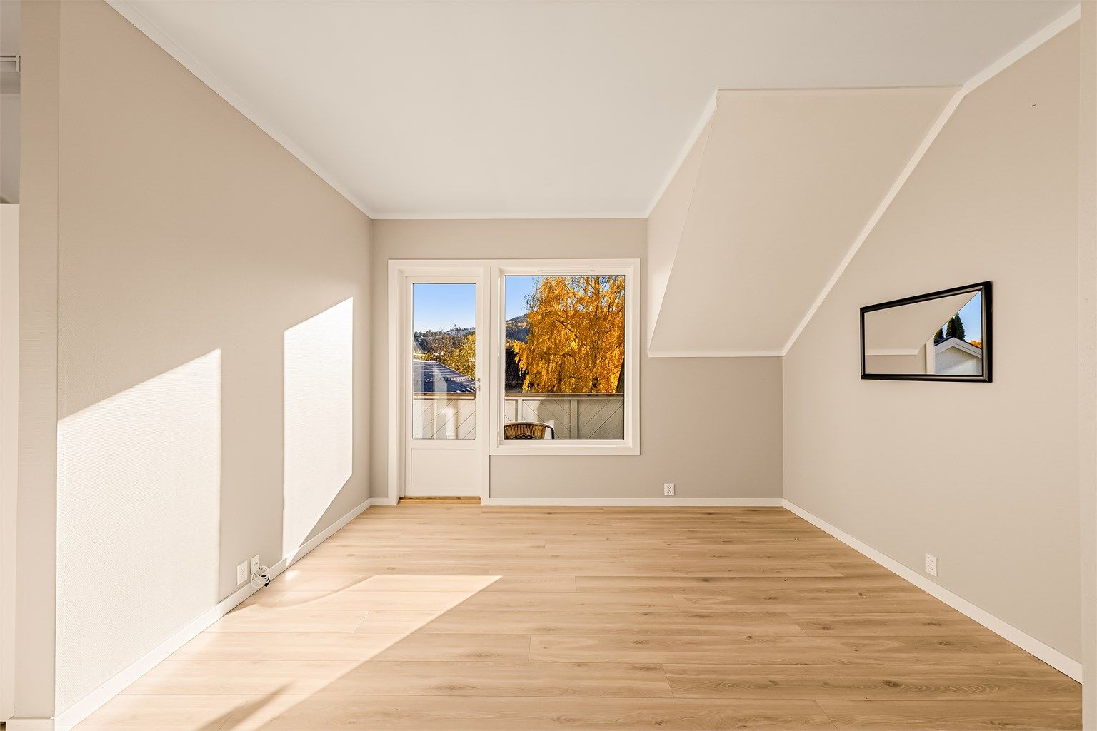 Laminat på gulv (kjøkken fra 2020, øvrige rom fra 2025).