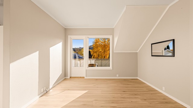 Laminat på gulv (kjøkken fra 2020, øvrige rom fra 2025).