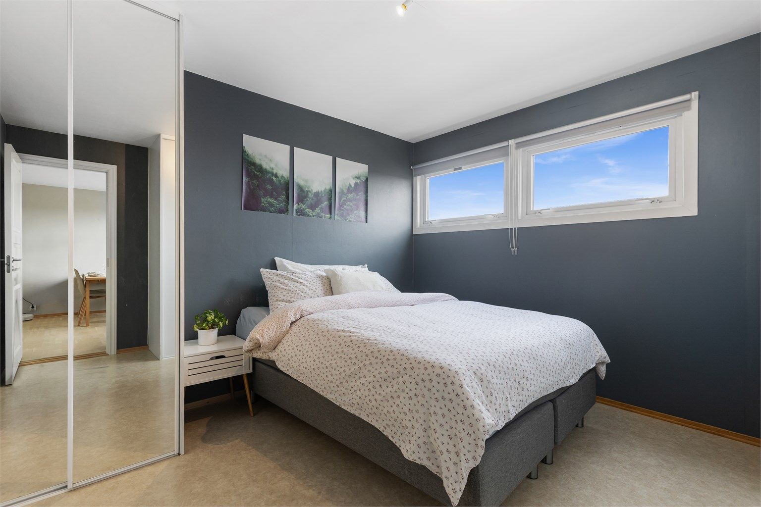 Hovedsoverommet har god plass til dobbeltseng og en stor garderobeløsning med speilfronter.