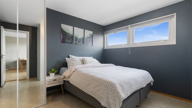 Hovedsoverommet har god plass til dobbeltseng og en stor garderobeløsning med speilfronter.