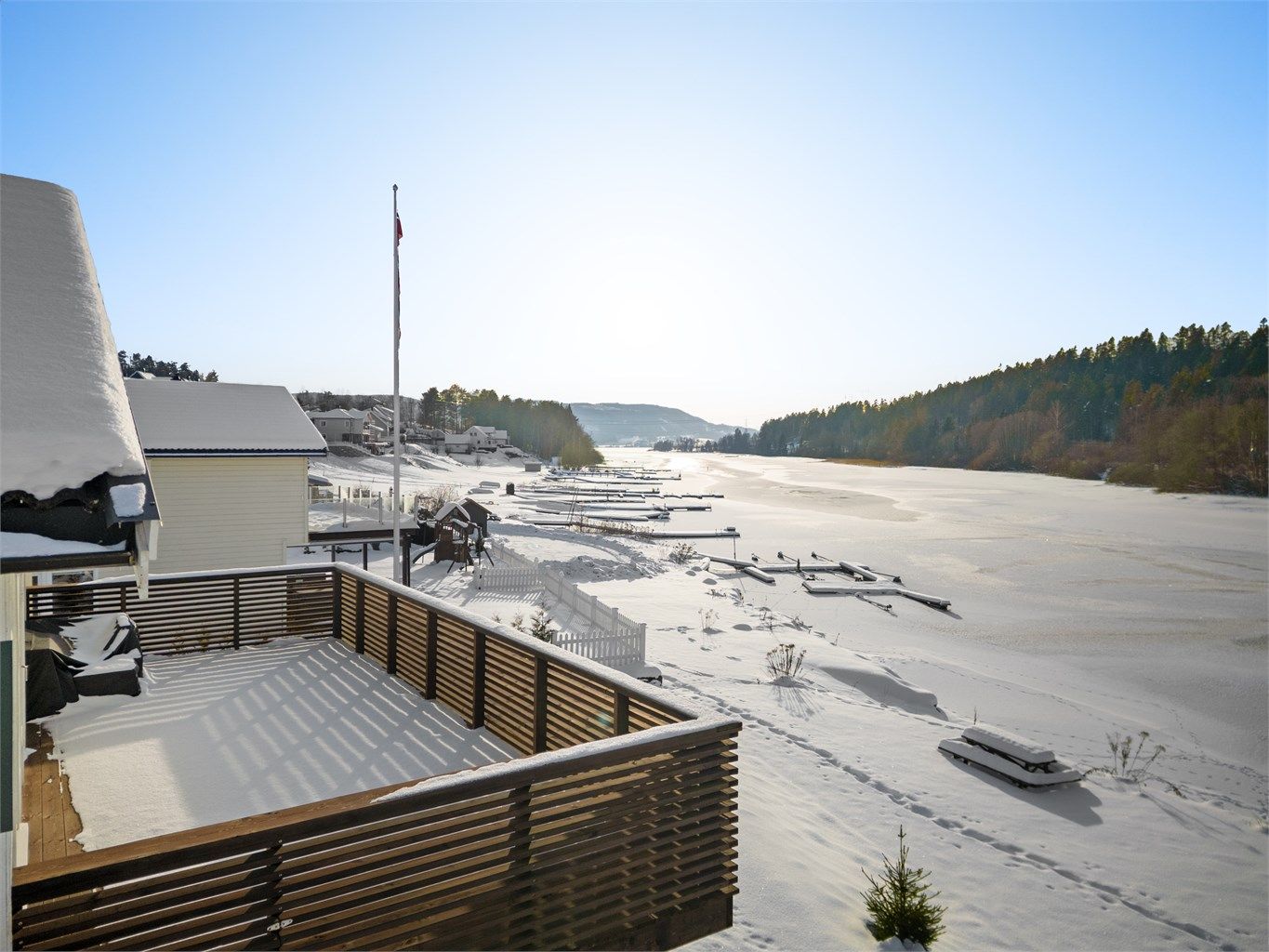 Enebolig med attraktiv beliggenhet. Balkong med flott utsikt mot elva. Foto: Ole Thorgeir Solheim Thoresen