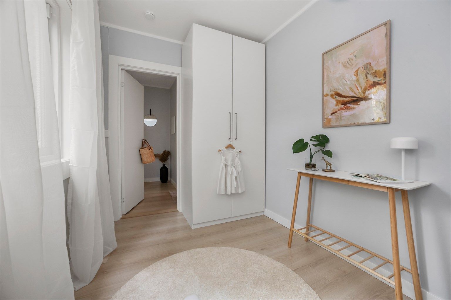 Også dette rommet har garderobeskap og slette, malte flater.