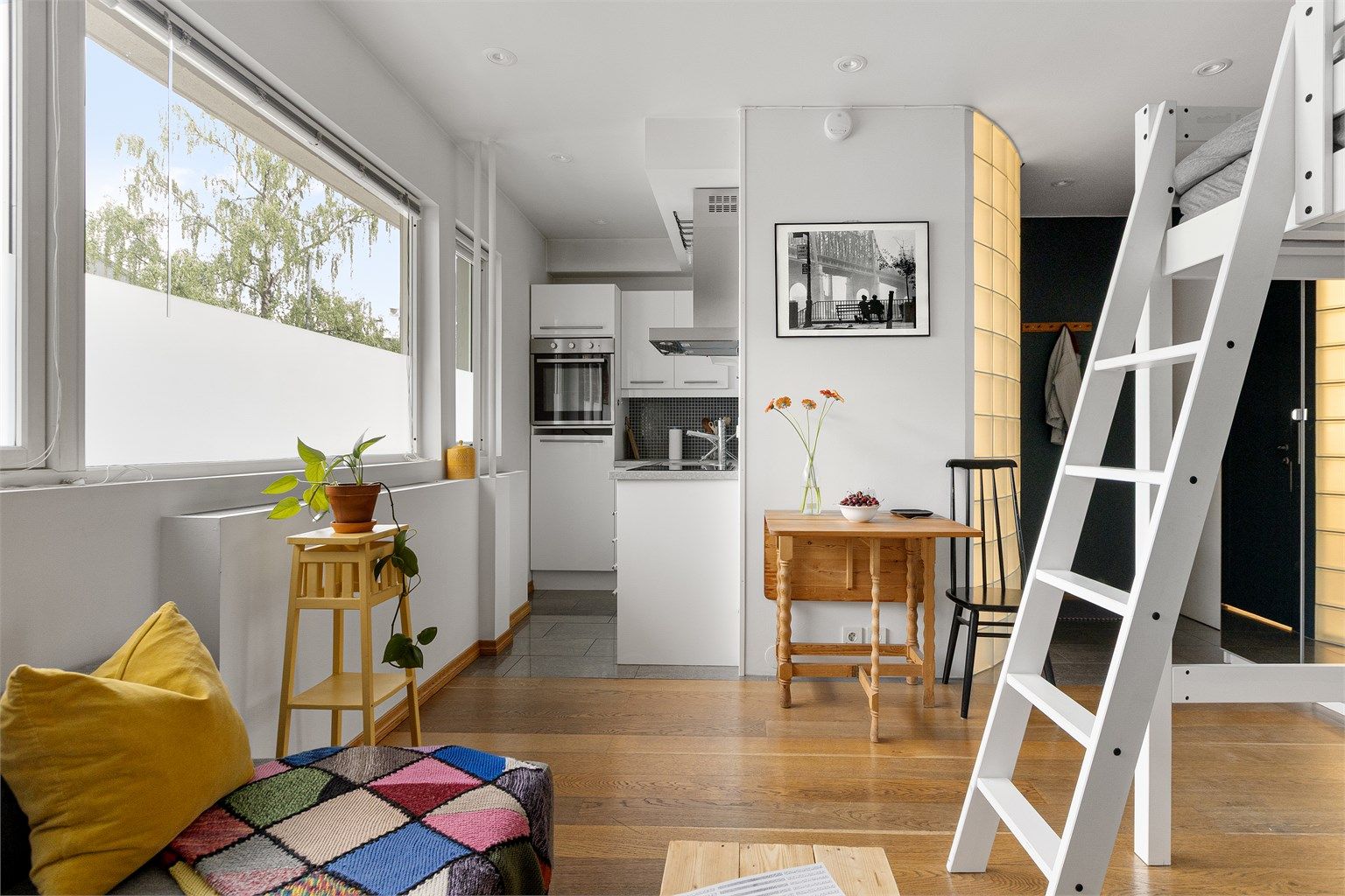 Dette er en lys & arealeffektiv selveierleilighet med sentral og populær beliggenhet på Bislett/Adamstuen.