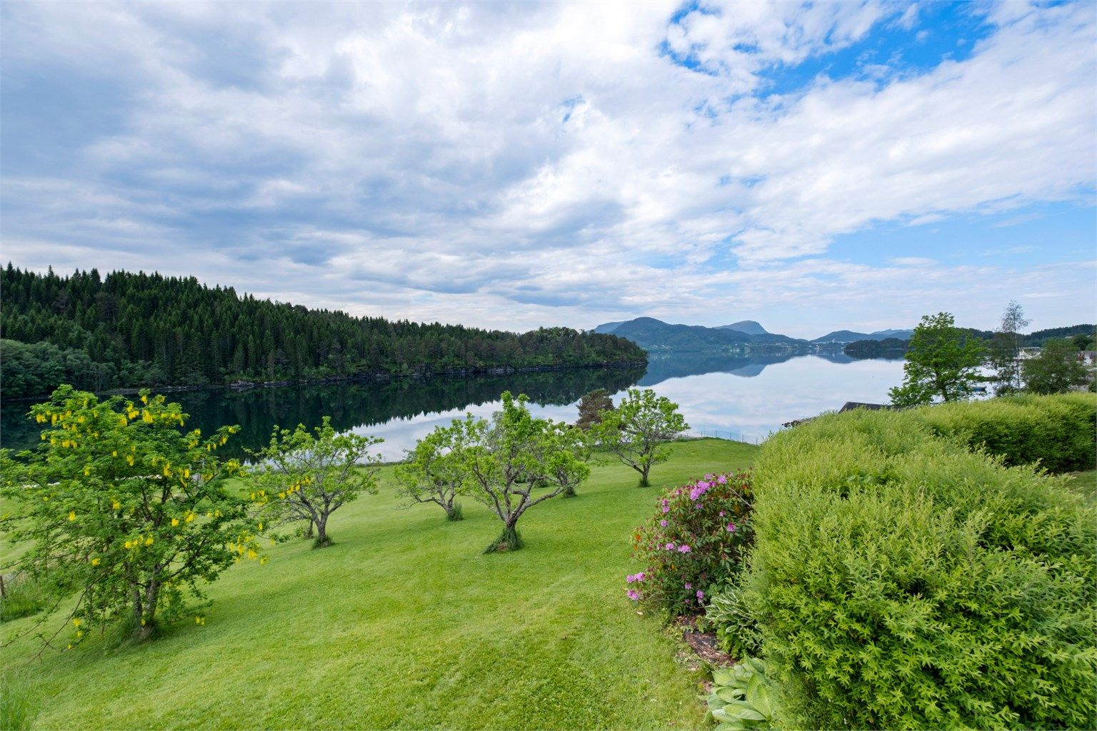 Her kan man nyte rolige dager med utsikt over fjorden og de omkringliggende fjellene