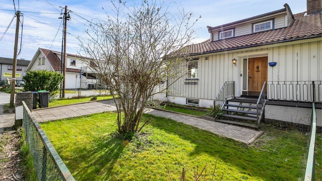 I forhagen er det sommerstid sol store deler av dagen fra morgenen av.