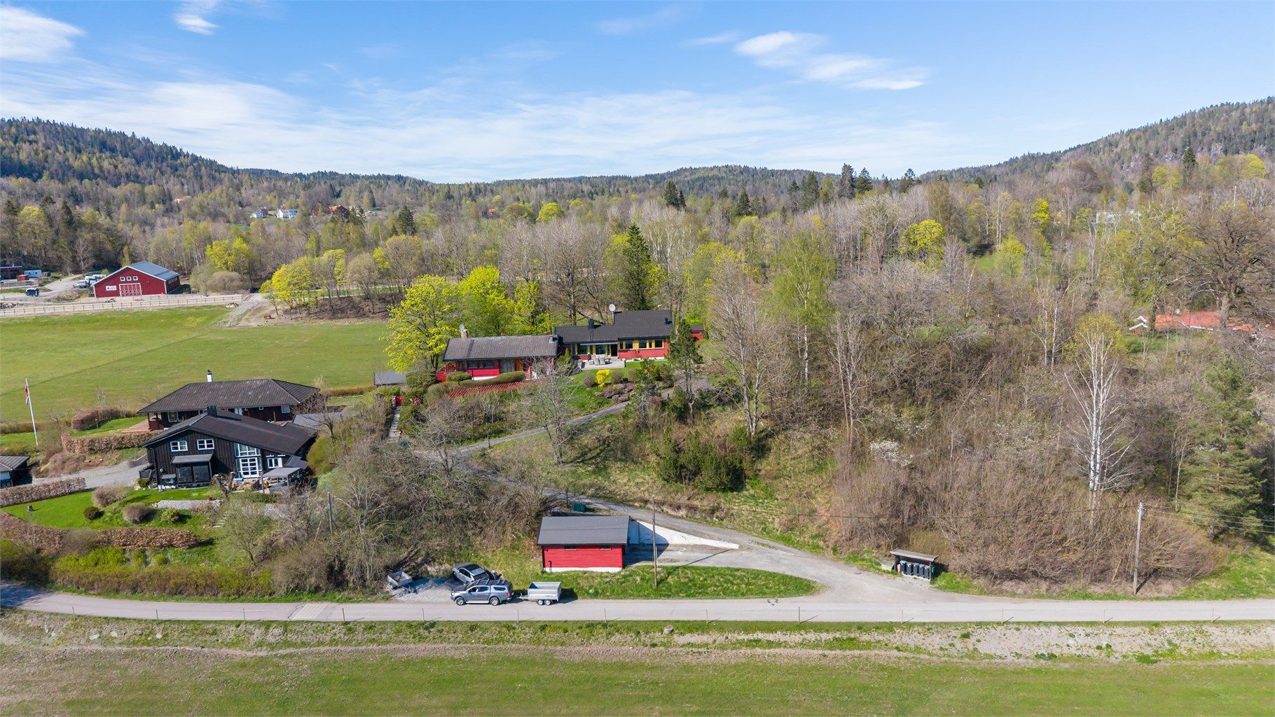 Nedre berg vei 9 ligger praktisk til med kort vei til Asker sentrum. Dette er et populært og ettertraktet boområde, og leiligheten sogner til Jansløkka og Solvang skole.