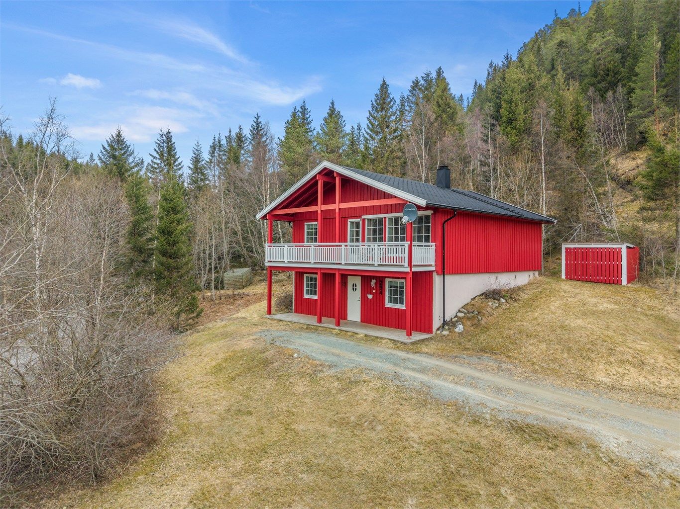 Fra boligen er det ca. 8 minutters kjøretur til både Sørborgen barneskole og Klæbu ungdomsskole. I samme område finner du også idrettstilbud som kunstgressbane og idrettshall. Nærmeste bussholdeplass er Teigen, som ligger innen gangavastand.