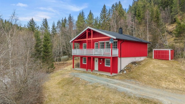 Fra boligen er det ca. 8 minutters kjøretur til både Sørborgen barneskole og Klæbu ungdomsskole. I samme område finner du også idrettstilbud som kunstgressbane og idrettshall. Nærmeste bussholdeplass er Teigen, som ligger innen gangavastand.