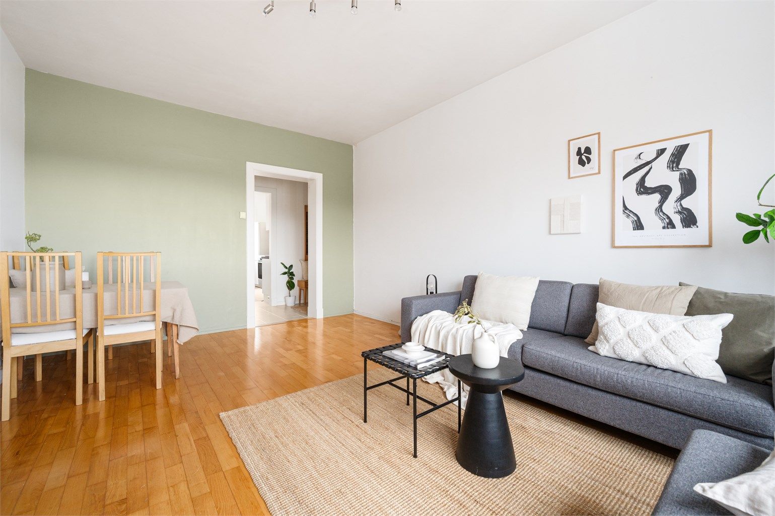 Rikelig plass til stor sofagruppe, spisesone og oppbevaring. 