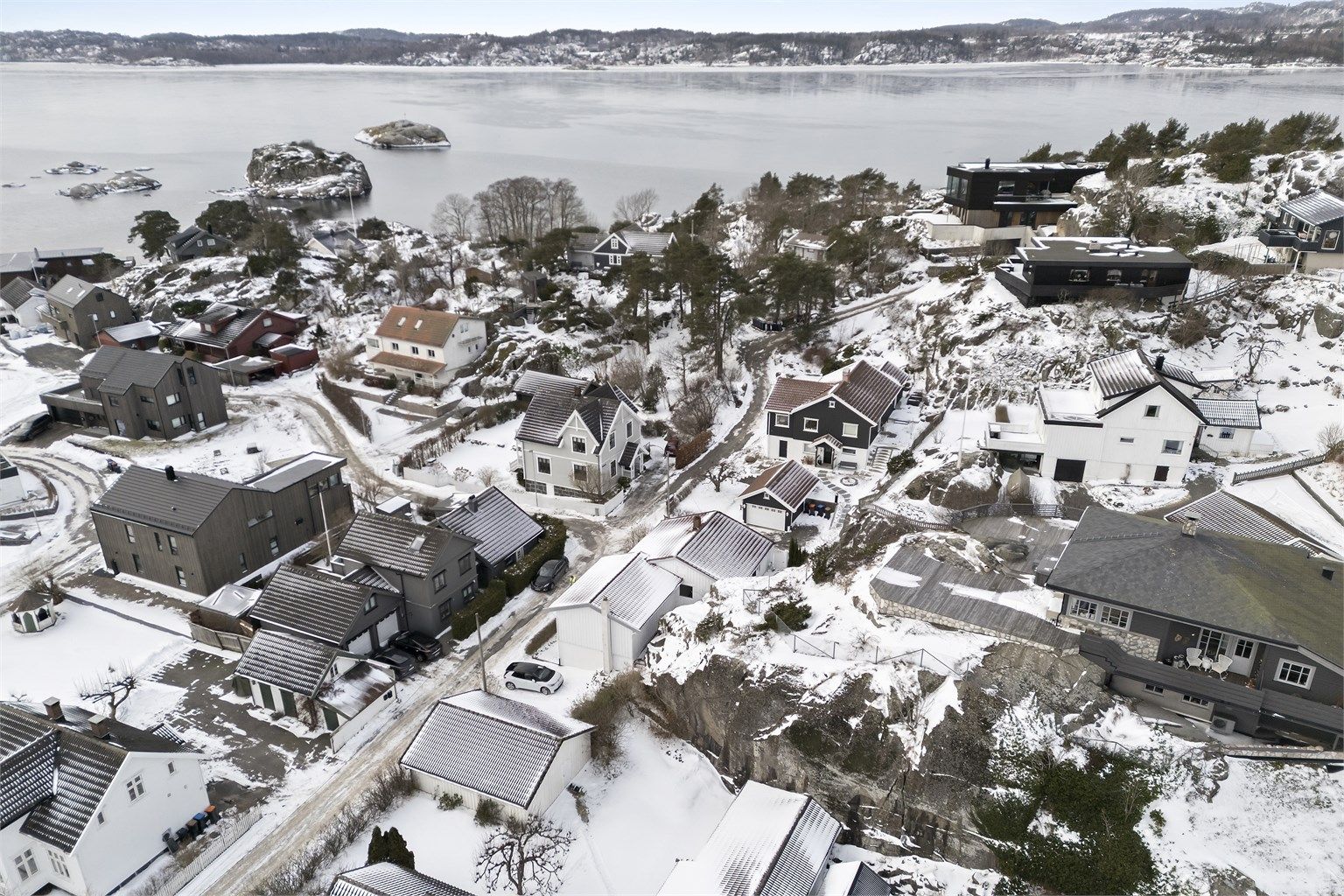 Eiendommen ligger kun ca. 100 meter fra populære Hvittesandstranda, med flotte turmuligheter langs sjøen.