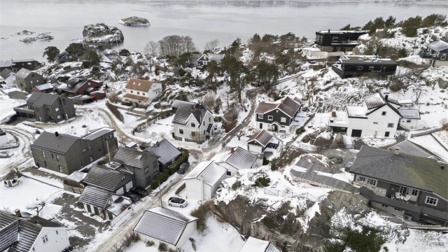 Eiendommen ligger kun ca. 100 meter fra populære Hvittesandstranda, med flotte turmuligheter langs sjøen.
