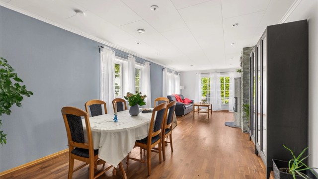 Romslig stue med vinduer i flere himmelretninger.