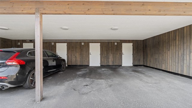 Til parkeringsplassen hører en sportsbod på 5 m². Det er klargjort for elbillader.