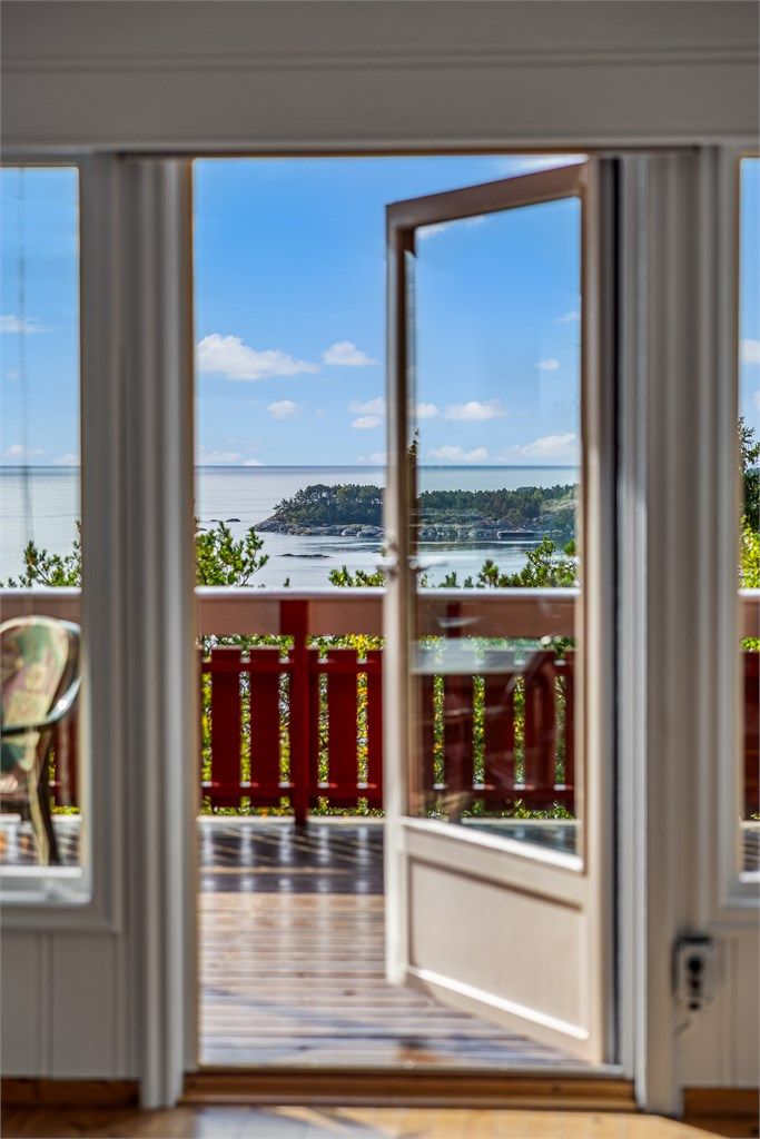 Fra stua er det direkte adkomst til terrassen.