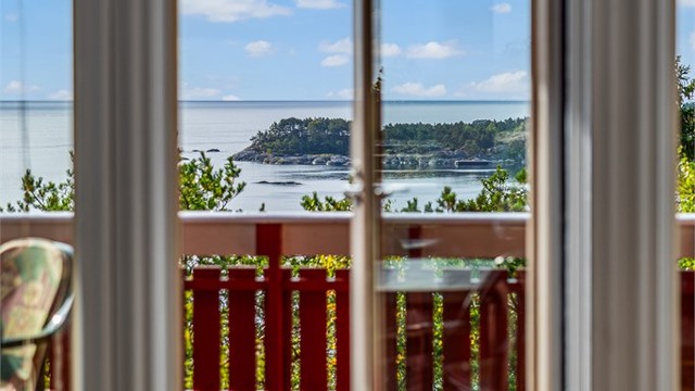 Fra stua er det direkte adkomst til terrassen.