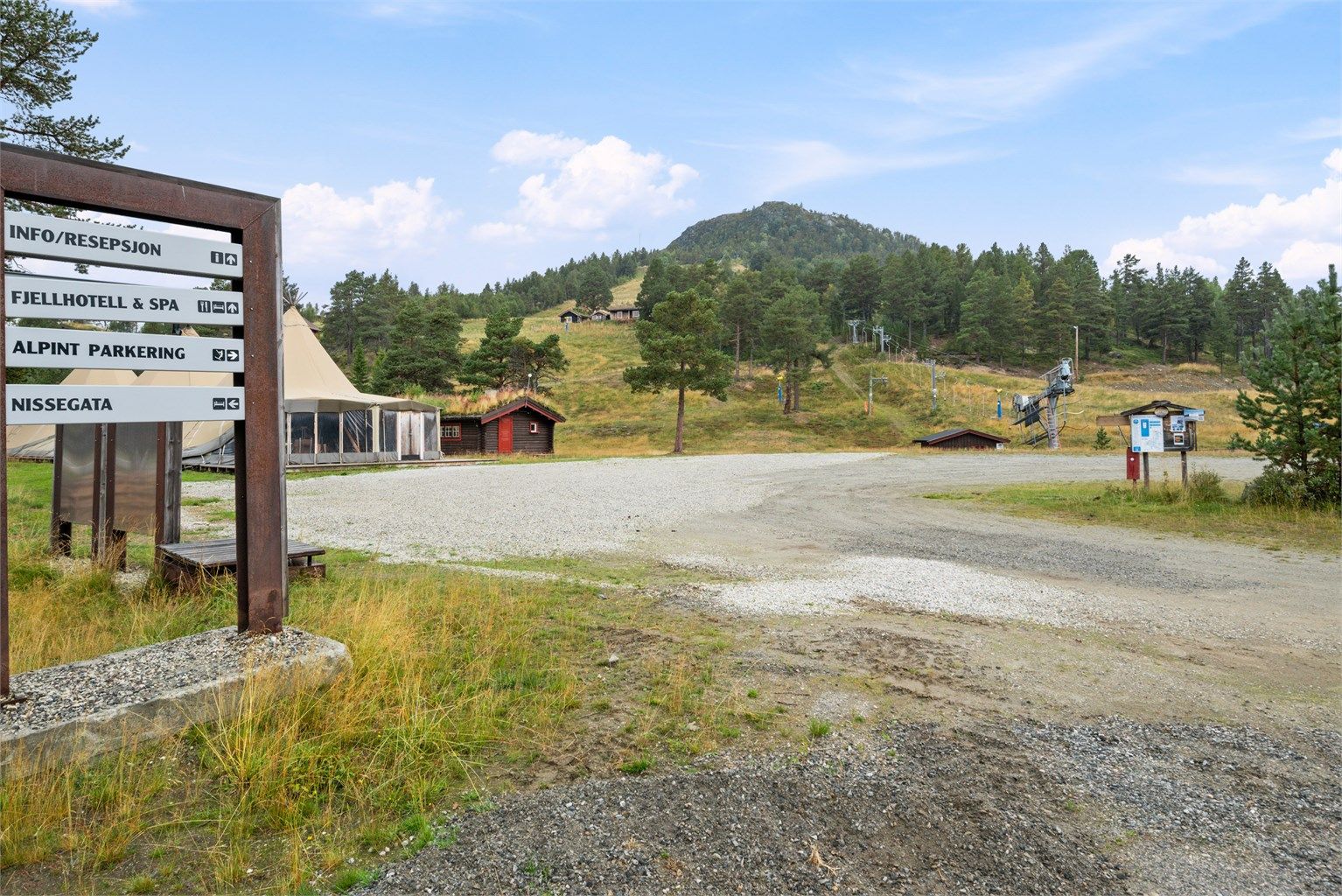 Rett utenfor leiligheten ligger det flotte aktivitets- og naturområder for både barn og voksne. Rett over veien ligger feks. alpinbakken med bakker, heis og løyper for alle aldre.
