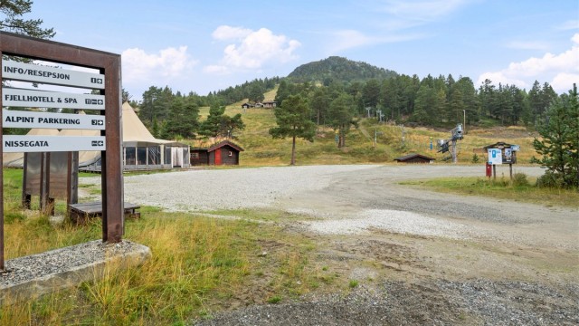 Rett utenfor leiligheten ligger det flotte aktivitets- og naturområder for både barn og voksne. Rett over veien ligger feks. alpinbakken med bakker, heis og løyper for alle aldre.