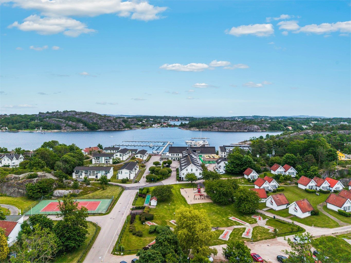 Leiligheten har en attraktiv beliggenhet ved Havna Hotel og Sjø på Tjømes østre side – med den vakre skjærgården og det idylliske Røssesundet som nærmeste nabo.