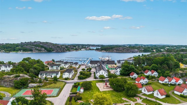 Leiligheten har en attraktiv beliggenhet ved Havna Hotel og Sjø på Tjømes østre side – med den vakre skjærgården og det idylliske Røssesundet som nærmeste nabo.