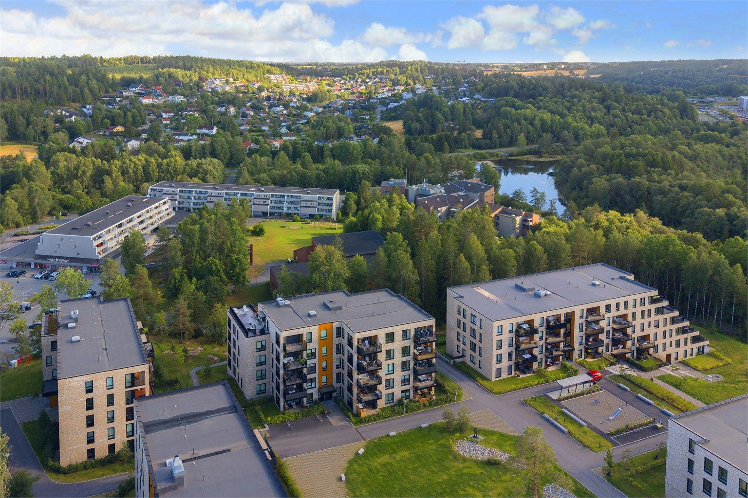 Langhus Nærsenter med blant annet Meny og apotek, ligger i umiddelbar nærhet.