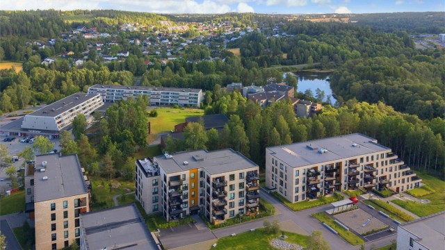 Langhus Nærsenter med blant annet Meny og apotek, ligger i umiddelbar nærhet.