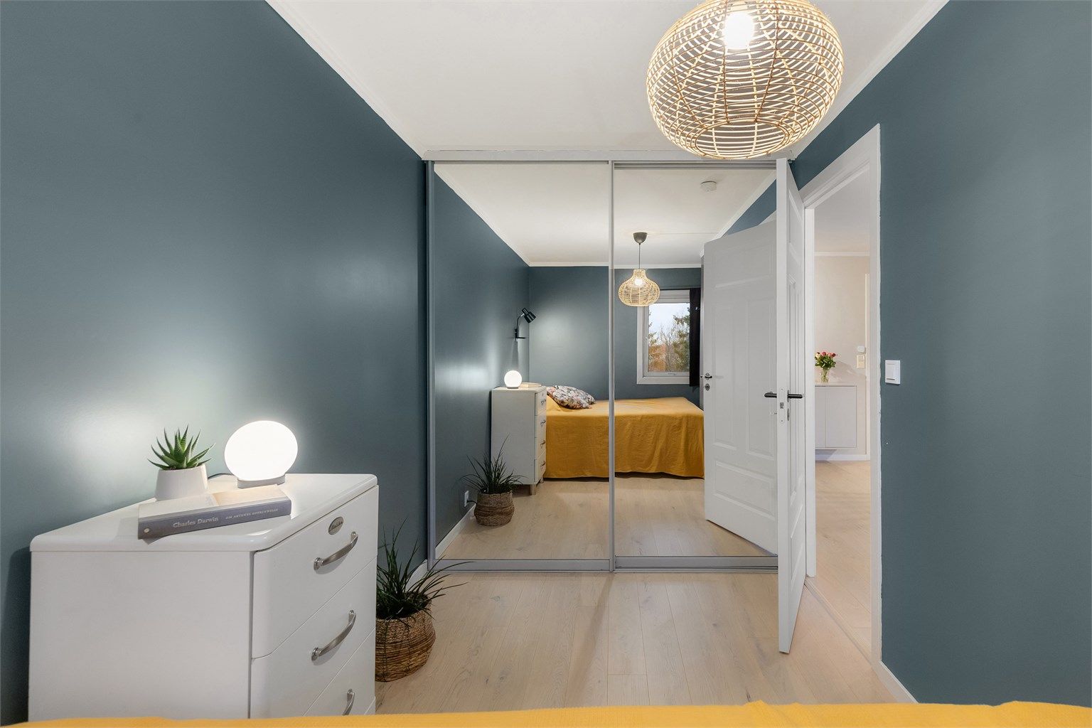 Stor skyvedørsgarderobe på soverommet