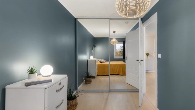 Stor skyvedørsgarderobe på soverommet