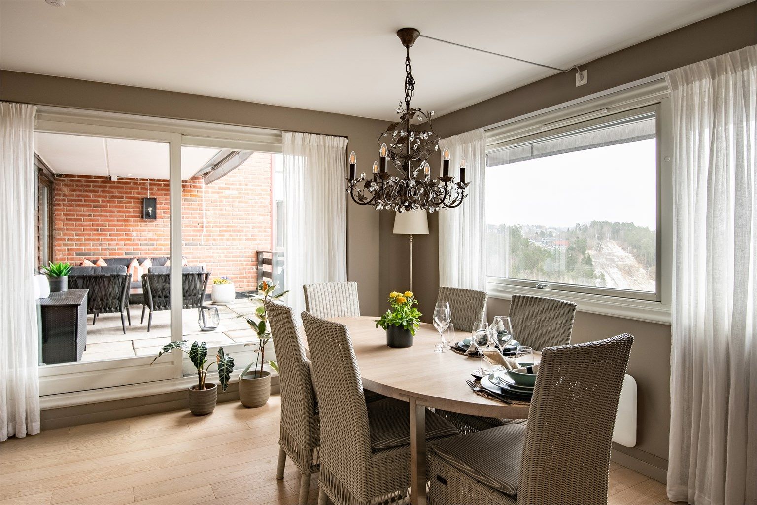 Fra spisestuen åpner en heve/skyvedør opp mot den overbygde terrassen på 17 m².