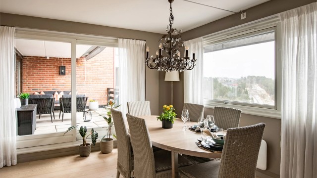 Fra spisestuen åpner en heve/skyvedør opp mot den overbygde terrassen på 17 m².