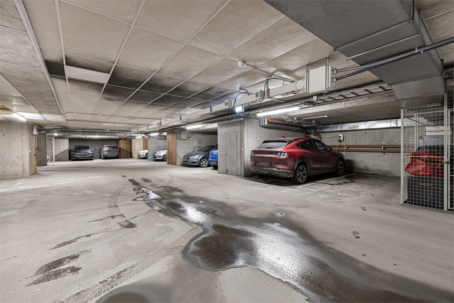 Boligen har garasjeplass med elbil lader. (Nr 11) I tillegg er det parkeringstillatelse for beboer parkering utvendig og 2 gjeste kort. Bod i 1. etasje. 