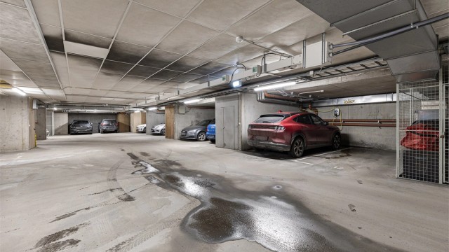 Boligen har garasjeplass med elbil lader. (Nr 11) I tillegg er det parkeringstillatelse for beboer parkering utvendig og 2 gjeste kort. Bod i 1. etasje.
