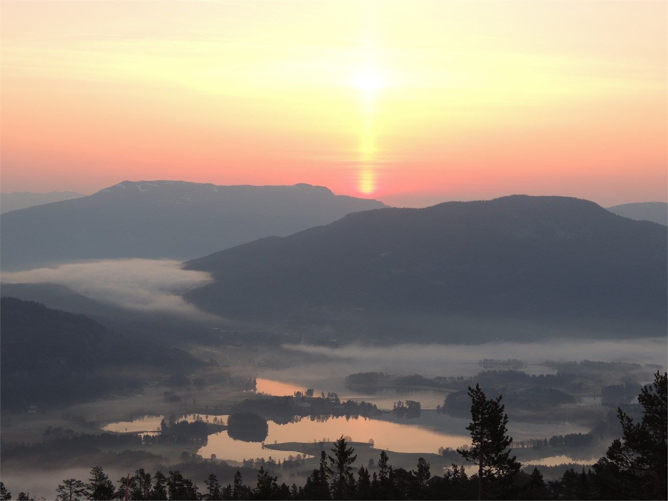 Solnedgang over fjellene.