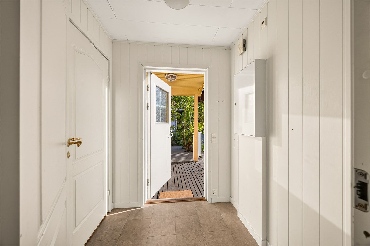 Entré med laminatgulv og utgang til en markterrasse på 34 m².