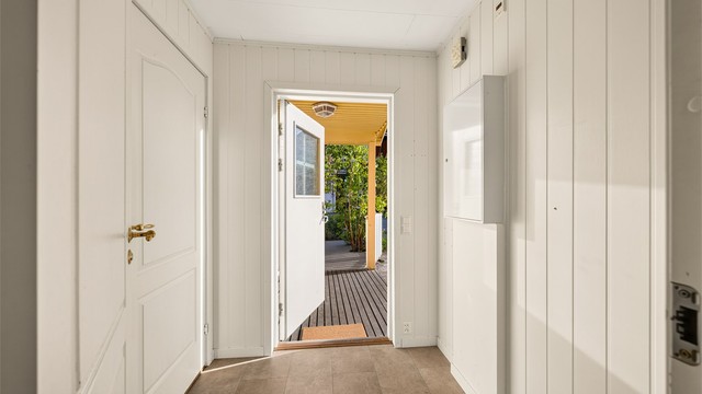 Entré med laminatgulv og utgang til en markterrasse på 34 m².