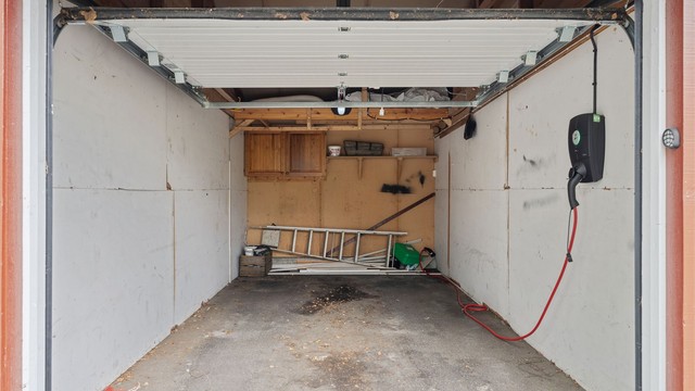 Egen garasjeplass med portåpner og installert elbillader.