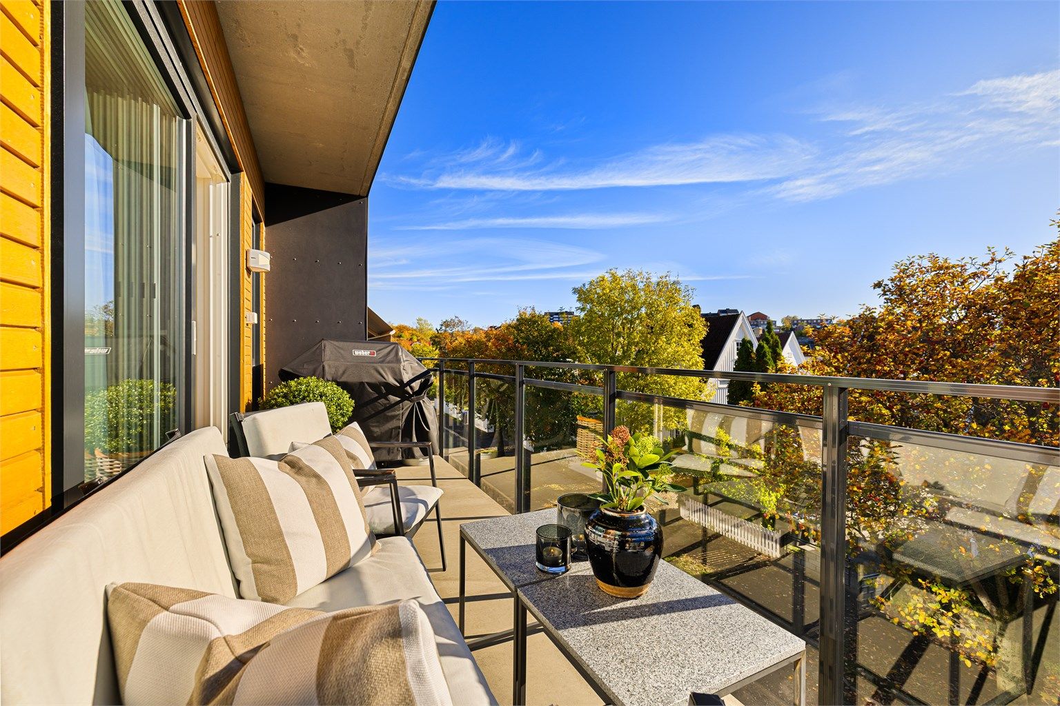 Sørvendt balkong med gode solforhold store deler av dagen, sommerstid allerede fra rundt kl. 08 til sen ettermiddag. 