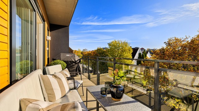 Sørvendt balkong med gode solforhold store deler av dagen, sommerstid allerede fra rundt kl. 08 til sen ettermiddag.