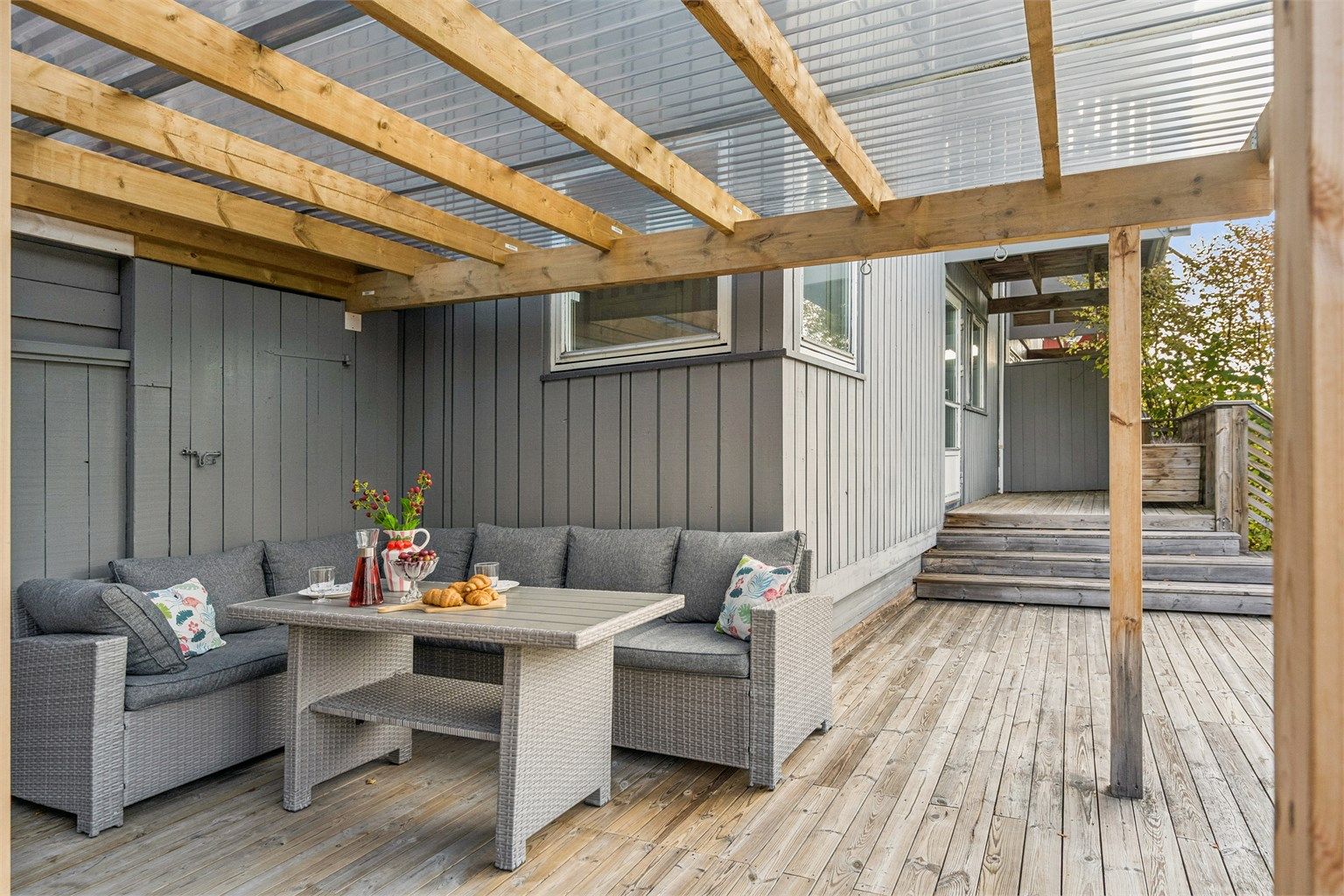 Terrasse med delvis overbygg. (Det er ikke kjent hvorvidt terrassen ut fra underetasjen er omsøkt og godkjent. Les mer om dette under punktet "ferdigattest/brukstillatelse)
