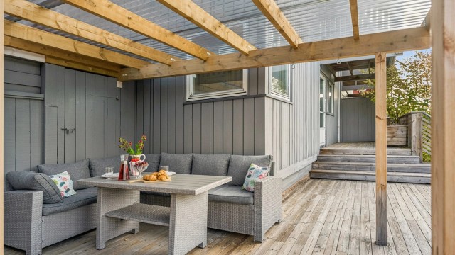 Terrasse med delvis overbygg. (Det er ikke kjent hvorvidt terrassen ut fra underetasjen er omsøkt og godkjent. Les mer om dette under punktet "ferdigattest/brukstillatelse)