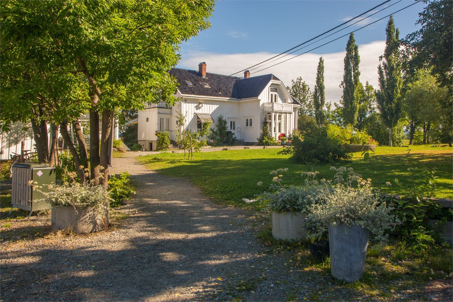 Ca. 15 min gange til Hellviktangen, et flott friområde med store gressletter, badestrand og svaberg, samt Hellviktangen Gård & Kunstkafé som arrangerer konserter, utstillinger og serverer økologisk mat og vin.