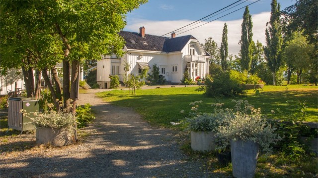 Ca. 15 min gange til Hellviktangen, et flott friområde med store gressletter, badestrand og svaberg, samt Hellviktangen Gård & Kunstkafé som arrangerer konserter, utstillinger og serverer økologisk mat og vin.
