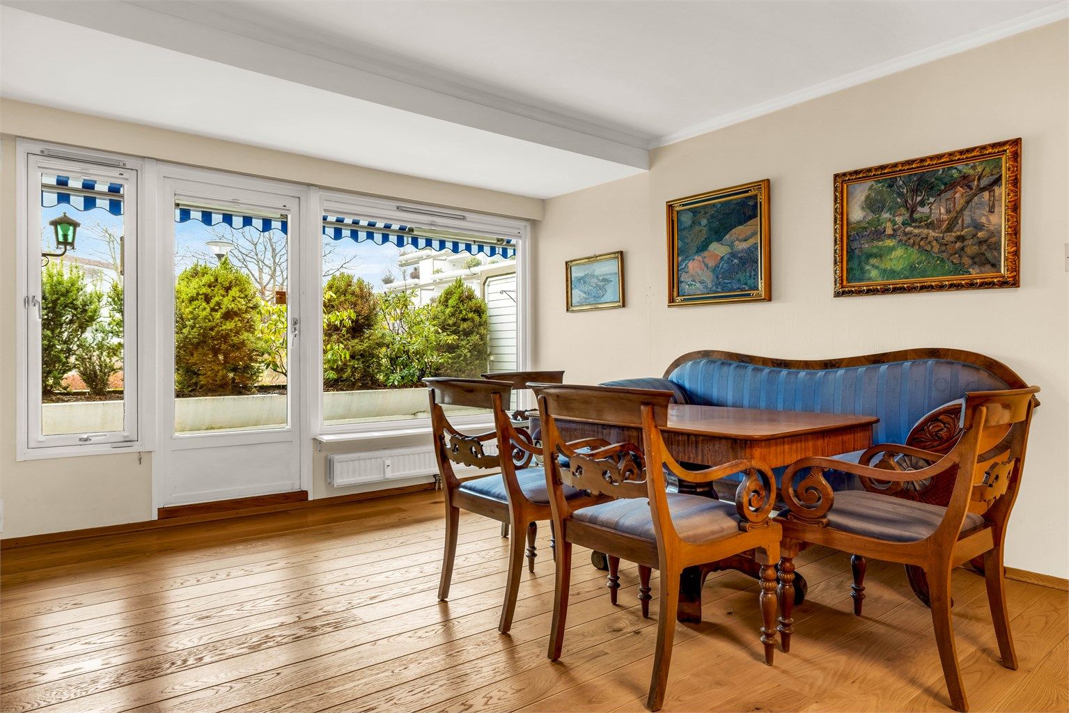 Fra stuen er det utgang til terrassen på ca. 15 kvm. Terrassen er av god størrelse, med plass til sittegruppe og bord mm., slik at terrassen kan fungere som et ekstra rom i den varme årstiden.