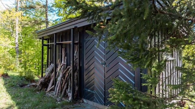 Praktisk lagringsplass for ved og utstyr i frittliggende bod. Her finner du også utedoen.