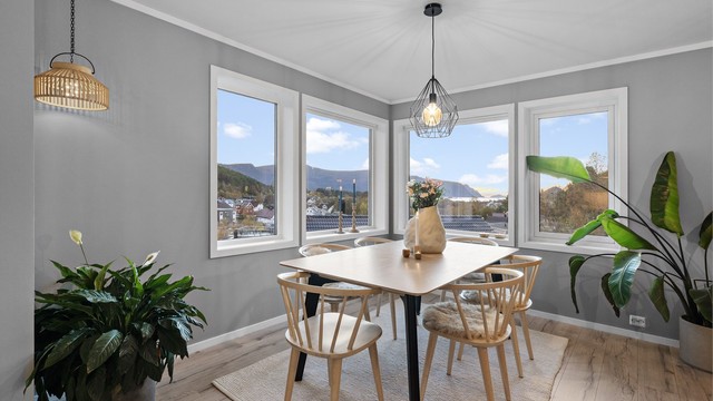 Spiseplassen er plassert ved vindushjørnet med flott utsikt mot nærområdet og fjellene.