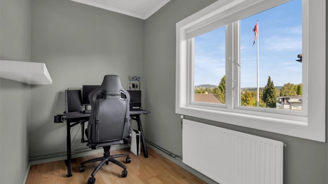Det tredje soverommet har også god størrelse og er innredet som kontor i dag.