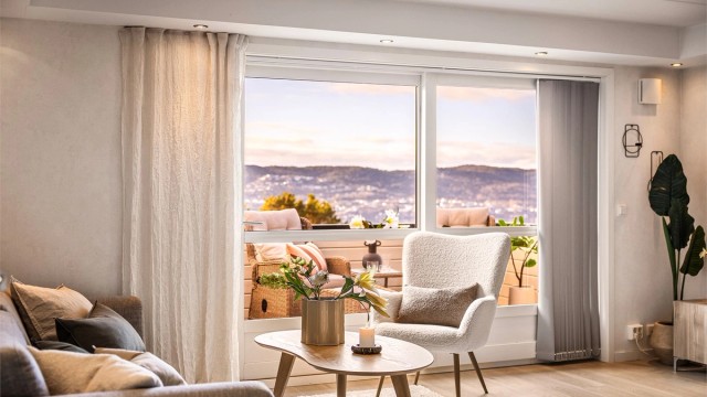 - Boligen er innredet med lekkert 1-stavs gulv og downlights i himling -